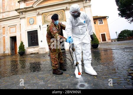 Roma, Italien. Mai 2020. Rom 13. Mai 2020. Aufgrund der nächsten Wiedereröffnung der religiösen Feiern, die am 18. Mai geplant sind, hat die italienische Armee zusammen mit den Gemeindebetreibern auf besonderen Wunsch des Vikariats Rom Begann heute die Sanitäranlagen der externen und internen Bereiche der Kapitolinischen Kirchen durch ihre spezialisierten Teams in den Bereichen Chemie, Biologie, Radiologie und Nuklearforschung (CBRN). Foto Samantha Zucchi Insidefoto Quelle: Insidefoto srl/Alamy Live News Stockfoto