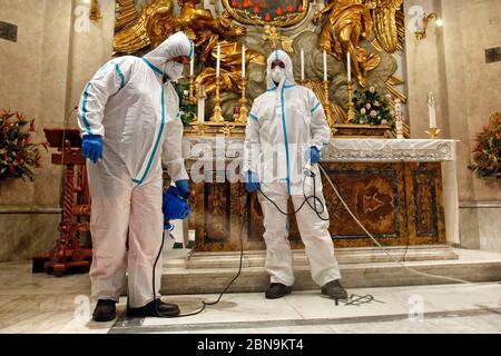 Roma, Italien. Mai 2020. Sanitär der alten Kirche des Divino Amore Sanktuarium Roma 13. Mai 2020. Aufgrund der nächsten Wiedereröffnung der religiösen Feiern, die am 18. Mai geplant sind, hat die italienische Armee zusammen mit den Gemeindebetreibern auf besonderen Wunsch des Vikariats Rom Begann heute die Sanitäranlagen der externen und internen Bereiche der Kapitolinischen Kirchen durch ihre spezialisierten Teams in den Bereichen Chemie, Biologie, Radiologie und Nuklearforschung (CBRN). Foto Samantha Zucchi Insidefoto Quelle: Insidefoto srl/Alamy Live News Stockfoto