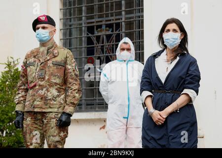 Roma, Italien. Mai 2020. Der Bürgermeister von Rom Virginia Raggi Roma 13. Mai 2020. Aufgrund der nächsten Wiedereröffnung der religiösen Feiern, die am 18. Mai geplant sind, hat die italienische Armee zusammen mit den Gemeindebetreibern auf besonderen Wunsch des Vikariats Rom Begann heute die Sanitäranlagen der externen und internen Bereiche der Kapitolinischen Kirchen durch ihre spezialisierten Teams in den Bereichen Chemie, Biologie, Radiologie und Nuklearforschung (CBRN). Foto Samantha Zucchi Insidefoto Quelle: Insidefoto srl/Alamy Live News Stockfoto