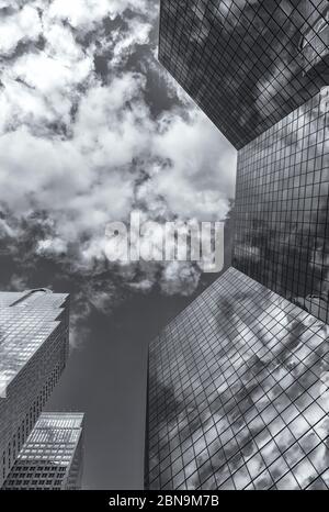 Architekturbauten in Downtown Calgary, Alberta, Kanada, in Schwarz-Weiß. Stockfoto