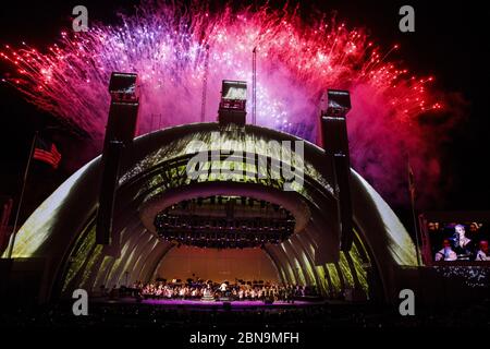 13. Mai 2020: DATEI: Das berühmte Hollywood Bowl Amphitheater in Los Angeles kündigte am Mittwoch an, dass es für die Saison 2020 nicht geöffnet werden wird. Der Veranstaltungsort sagt, dass die Entscheidung getroffen wurde ''als Reaktion auf die latest Anleitung von Beamten des öffentlichen Gesundheitswesens und in dem Bemühen, Künstler, Publikum und Personal vor der Verbreitung von COVID-19 zu schützen.'' BILD: 30. September 2018, Los Angeles, CA, USA: Feuerwerk erhellt den Nachthimmel, als Sängerin Katy Perry auftritt, während Gustavo Dudamel das LA Philharmonic ''Celebrate LA!'' dirigiert. Konzert der 100. Saison im Hollywood Bowl in Los Angeles. (Bild: © Patrick Fallon/ZUMA W Stockfoto