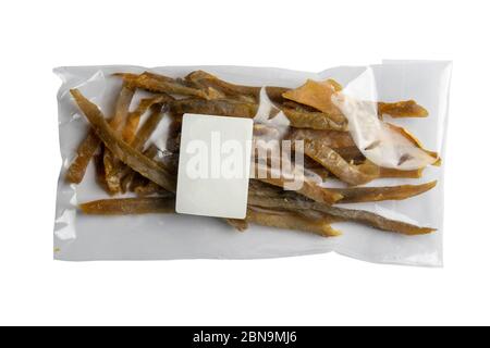 Getrocknete Karpfen Fisch Sticks in einer transparenten Verpackung mit einem weißen Etikett Vorspeise auf Bier auf weißem Hintergrund isoliert. Snack Fisch zu Bier. Nahaufnahme Stockfoto