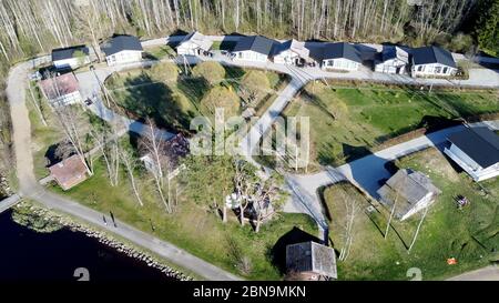 Luftaufnahme des Sees Borissowskoje, des Waldes und der Siedlung im Herbsttag, Borissowo, Leningrader Oblast, Russland Stockfoto