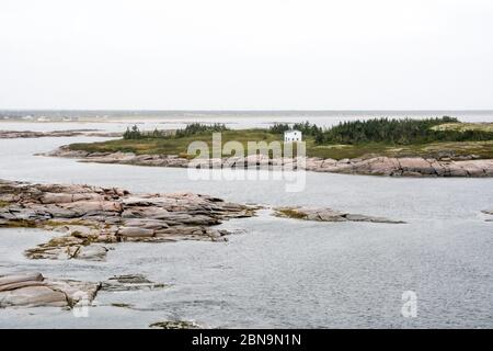 Ein Fischerhütte in der Nähe der Gemeinde Natashquan am Golf von St. Lawrence, Lower North Shore, Quebec, Kanada. Stockfoto