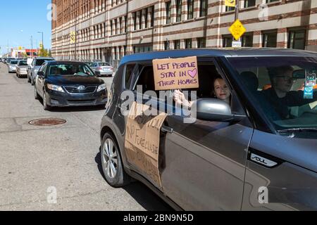 Detroit, Michigan, USA. Mai 2020. Ein Autokarawane passiert das Bürogebäude des Staates Michigan und fordert, dass Zwangsräumungen und Zwangsvollstreckungen während der Coronavirus-Pandemie gestoppt werden. Gov. Gretchen Whitmers Befehl zum Verbot von Räumungen endet am 15. Mai. Mitglieder der Detroit Eviction Defense wollen, dass bis 60 Tage nach dem Ausnahmezustand endet verlängert. Kredit: Jim West/Alamy Live News Stockfoto