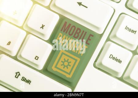 Schreibnotiz mit Mobile Payment. Geschäftskonzept für bargeldlose Zahlung durch tragbare elektronische Geräte Stockfoto