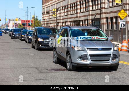 Detroit, Michigan, USA. Mai 2020. Ein Autokarawane passiert das Bürogebäude des Staates Michigan und fordert, dass Zwangsräumungen und Zwangsvollstreckungen während der Coronavirus-Pandemie gestoppt werden. Gov. Gretchen Whitmers Befehl zum Verbot von Räumungen endet am 15. Mai. Mitglieder der Detroit Eviction Defense wollen, dass bis 60 Tage nach dem Ausnahmezustand endet verlängert. Kredit: Jim West/Alamy Live News Stockfoto