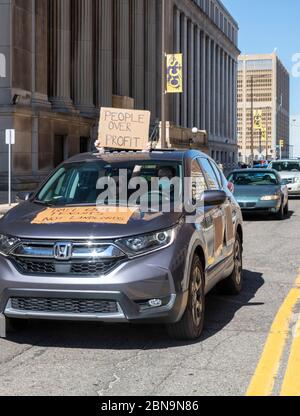 Detroit, Michigan, USA. Mai 2020. Ein Autokarawane passiert das Bürogebäude des Staates Michigan und fordert, dass Zwangsräumungen und Zwangsvollstreckungen während der Coronavirus-Pandemie gestoppt werden. Gov. Gretchen Whitmers Befehl zum Verbot von Räumungen endet am 15. Mai. Mitglieder der Detroit Eviction Defense wollen, dass bis 60 Tage nach dem Ausnahmezustand endet verlängert. Kredit: Jim West/Alamy Live News Stockfoto