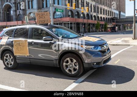 Detroit, Michigan, USA. Mai 2020. Ein Autokarawane passiert das Bürogebäude des Staates Michigan und fordert, dass Zwangsräumungen und Zwangsvollstreckungen während der Coronavirus-Pandemie gestoppt werden. Gov. Gretchen Whitmers Befehl zum Verbot von Räumungen endet am 15. Mai. Mitglieder der Detroit Eviction Defense wollen, dass bis 60 Tage nach dem Ausnahmezustand endet verlängert. Kredit: Jim West/Alamy Live News Stockfoto