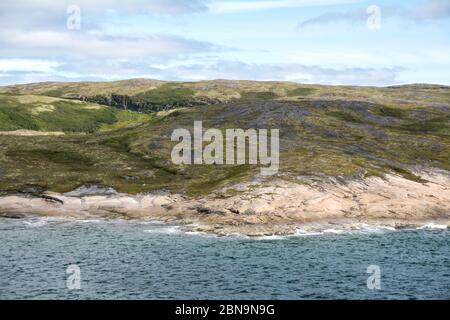 Die hügelige Tundra-Küste an der unteren Nordküste des Golfs von St. Lawrence, Atlantikküste, in der Nähe von Harrington Harbour, Quebec, Kanada. Stockfoto