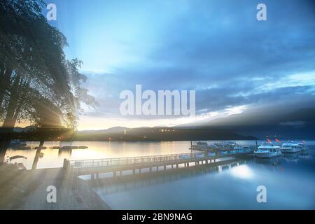 Der Sonnenmondsee während der Sonnenaufgangszeit Stockfoto