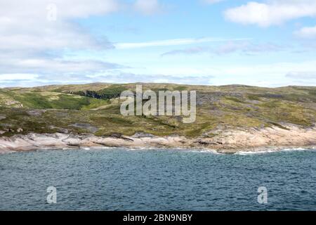 Die hügelige Tundra-Küste an der unteren Nordküste des Golfs von St. Lawrence, Atlantikküste, in der Nähe von Harrington Harbour, Quebec, Kanada. Stockfoto