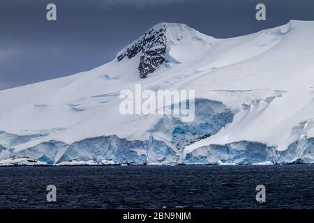 Schneebedeckte Klippen der Antarktis Stockfoto