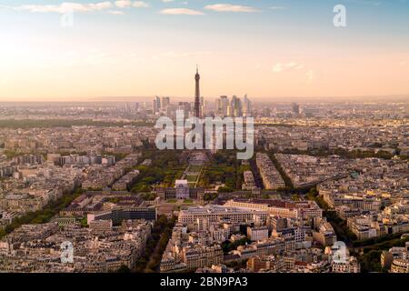 Blick auf paris von oben Montparnasse-Turm bei Sonnenuntergang in Herbst Stockfoto
