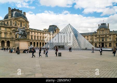 Louvre Museum in paris im Herbst mit Besuchern vor Glaspyramide Stockfoto