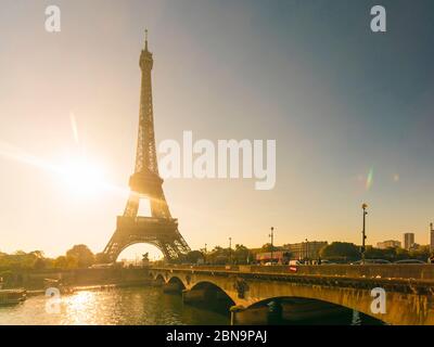Eifelturm frühmorgens Blick von der anderen Seite der seine Stockfoto