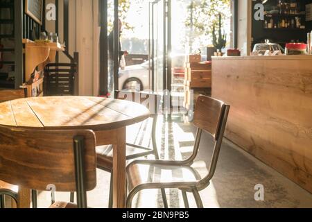 Holztisch in einem leeren Café in Toulouse in einem Sonniger Tag niemand Stockfoto