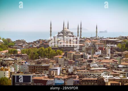 Blick auf Sultan Ahmet blaue Moschee vom Galata Turm in Feder Stockfoto