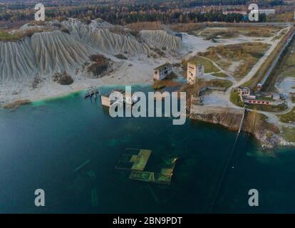 Luftaufnahme des Rummu-Steinbruchs mit dem sowjetischen Unterwasser-Gefängnis Stockfoto