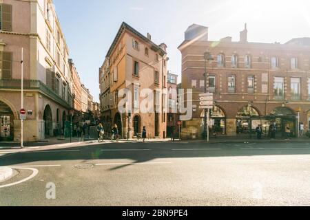 Blick auf eine Straße in der Altstadt von Toulouse Im Herbst Stockfoto