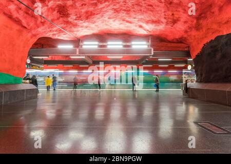 Solna Centrum U-Bahnstation in Stockholm mit Menschen Stockfoto