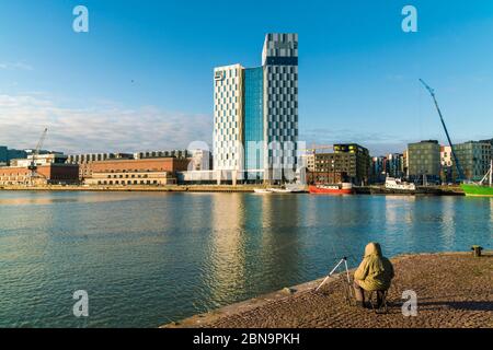 Der kommerzielle industrielle Westhafen in Helsinki mit modernen Hotels Stockfoto