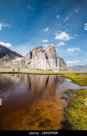 Fernansicht von Rucksacktouristen, die durch den Akshayak Pass wandern Stockfoto