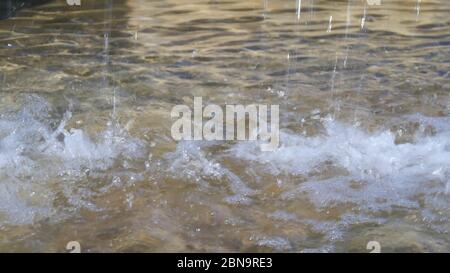 Nahaufnahme des Wassers, das im Tageslicht herunterfällt. Stockfoto