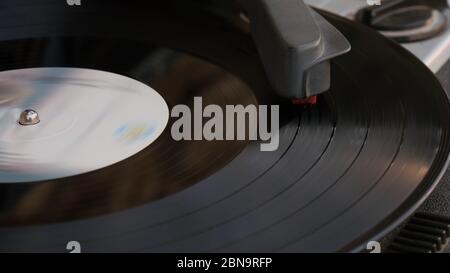 Nahaufnahme einer Vinyl-Platte, die auf einem Plattenspieler spielt. Eingabestift Nadel auf Vinyl-Schallplatte spielen. Stockfoto