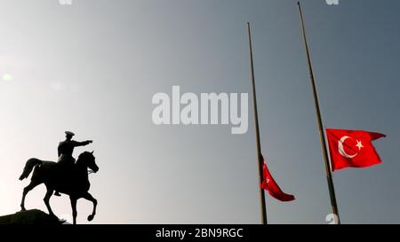 Mustafa Kemal Atatürk Reiten Pferd Skulptur Silhouette und türkische Flagge, senken Sie die Flagge auf Half-Stab in 10 november. Stockfoto