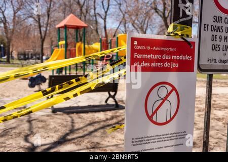 Montreal, CA - 13. Mai 2020: Ein Schild warnt die Bewohner von Montreal, dass Spielplätze wegen COVID-19 Pandemie geschlossen sind. Stockfoto