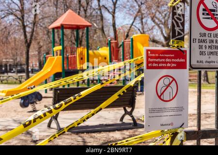 Montreal, CA - 13. Mai 2020: Ein Schild warnt die Bewohner von Montreal, dass Spielplätze wegen COVID-19 Pandemie geschlossen sind. Stockfoto