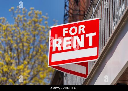 Zu vermieten Schild vor dem Balkon Zaun Stockfoto