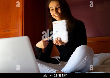 Frau Lehrerin geben Online-Klassen mit ihrem Laptop. Online-Konzept für Lehrer. Stockfoto