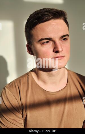 Schöner junger Mann allein in T-Shirt und Jeans Stockfoto