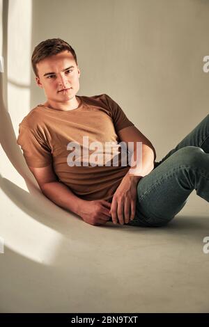 Schöner junger Mann allein in T-Shirt und Jeans Stockfoto