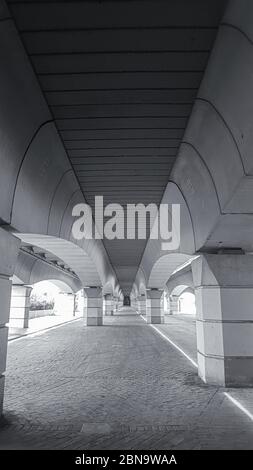 VALENCIA, SPANIEN - 02. Sep 2019: Schwarz-weiß Bild eines Bürgersteiges unter einer Brücke Stockfoto