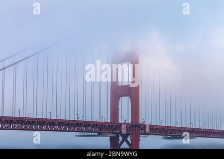 Golden Gate Bridge Tower bedeckt teilweise mit Nebel am frühen Morgen, San Francisco, Kalifornien, USA. Stockfoto