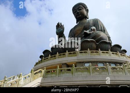 Hong Kong China - Tian Tan Buddha thronte auf einem Lotus auf einem dreistufigen Altar Stockfoto