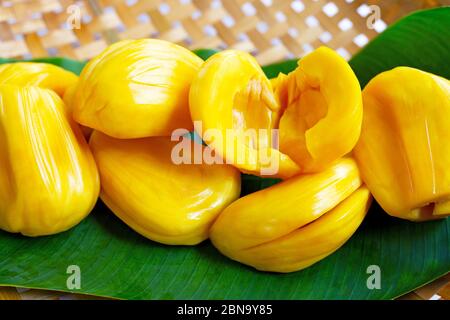 Reife Jackfrucht auf Bananenblättern Stockfoto
