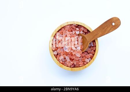 Rosa himalaya-Salz in Holzschale auf weißem Hintergrund. Kopierbereich Stockfoto