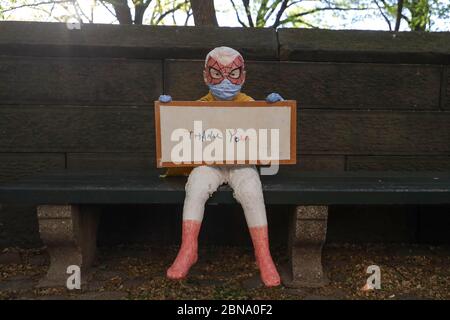 Eine Statue eines Kindes, das eine Gesichtsmaske und eine Spiderman-Maske trägt, enthält eine Dankesschreiben an medizinische und wichtige Arbeiter außerhalb des Mount Sinai Hospital während der COVID-19 neuen Coronavirus-Pandemie am 13. Mai 2020 in New York City. Quelle: Brasilien Foto Presse/Alamy Live News Stockfoto