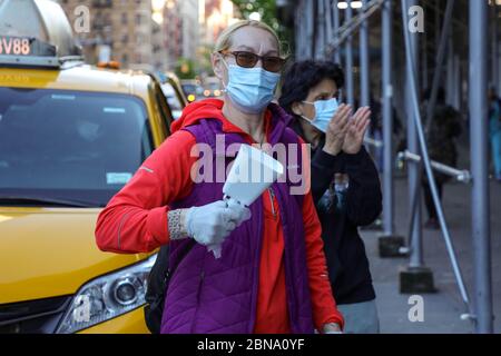 New York, New York, USA. Mai 2020. Die Bewohner ehren die medizinischen Fachkräfte im Mount Sinal Hospital auf Manhattan Island in New York City, USA. New York City ist das Epizentrum der Coronavirus-Pandemie Kredit: William Volcov/ZUMA Wire/Alamy Live News Stockfoto