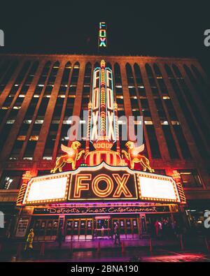 DETROIT, MI, VEREINIGTE STAATEN - 07. Nov 2019: Nachtaufnahme des Fox Theatre in Downtown Detroit, MI Stockfoto