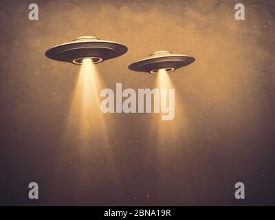 Zwei UFOs fliegen im Nebel mit Licht unten. 3D-Illustration monochromatische Sepia-Toned alte Zeit Fotografie. Konzeptbild mit Leerraum unter den UFOs Stockfoto