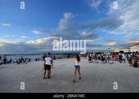 Touristen Genießen Sie den Blick auf die Adria von der Nova Riva Promenade in Zadar, Kroatien. Stockfoto