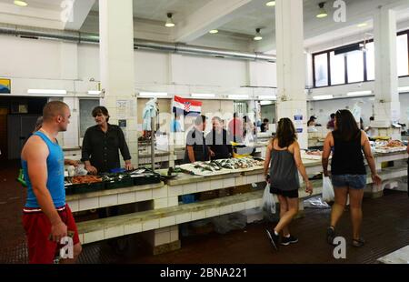 Der Fisch- und Meeresfrüchtemarkt in Zadar, Kroatien. Stockfoto