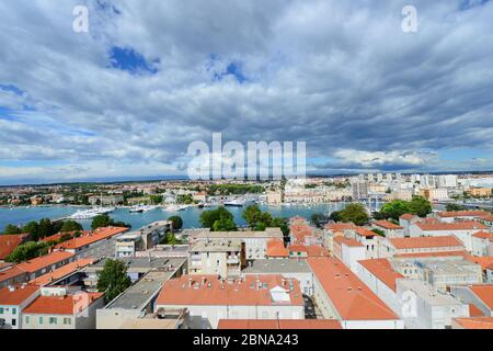 Ein Blick auf die Altstadt von Zadar, wie aus der Spitze des Glockenturms der St. Anastasia Kathedrale in Zadar, Kroatien. Stockfoto