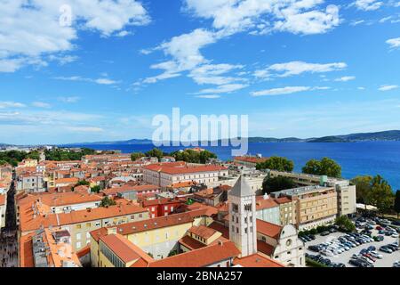 Ein Blick auf die Altstadt von Zadar, wie aus der Spitze des Glockenturms der St. Anastasia Kathedrale in Zadar, Kroatien. Stockfoto