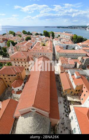 Ein Blick auf die Altstadt von Zadar, wie aus der Spitze des Glockenturms der St. Anastasia Kathedrale in Zadar, Kroatien. Stockfoto